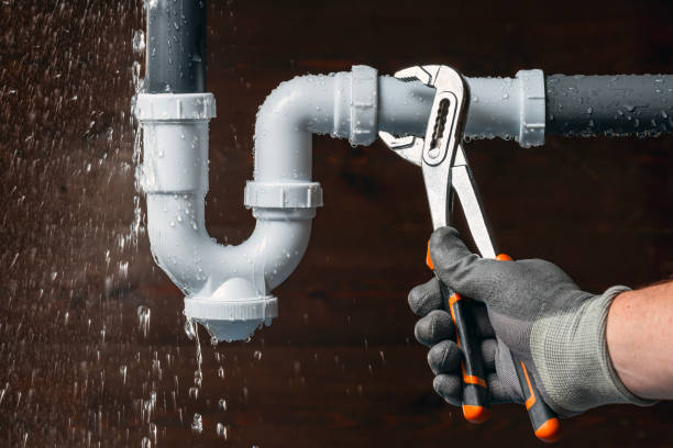 Professional Emergency Plumber technician working in Lejunior, KY